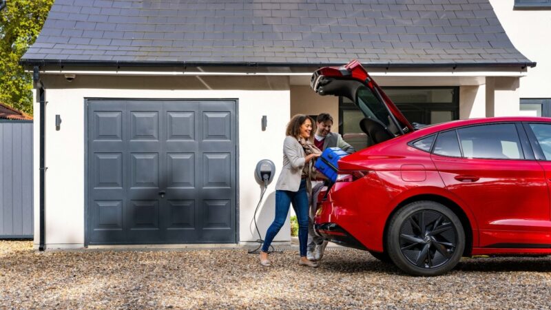 Couple packing electric vehicle 1920x1080